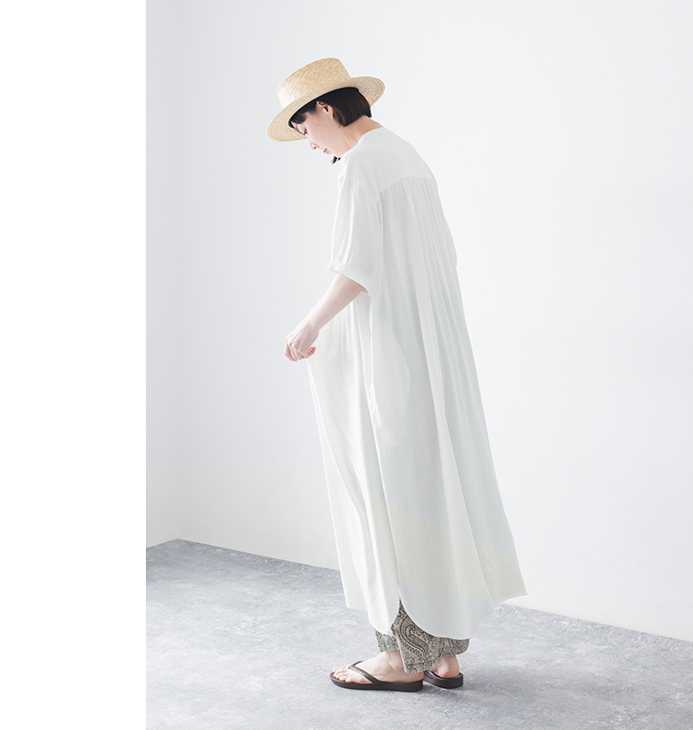 &yarn ピンタックワンピース ホワイト 全身後ろ