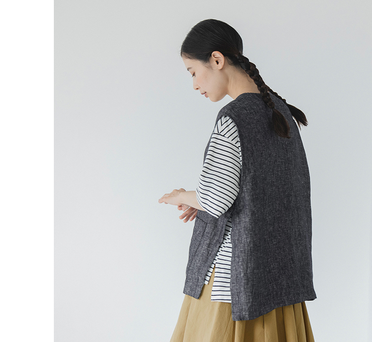  blue willowリネンVネックサイドボタンベストのバックシルエットとサイドスリットディテール