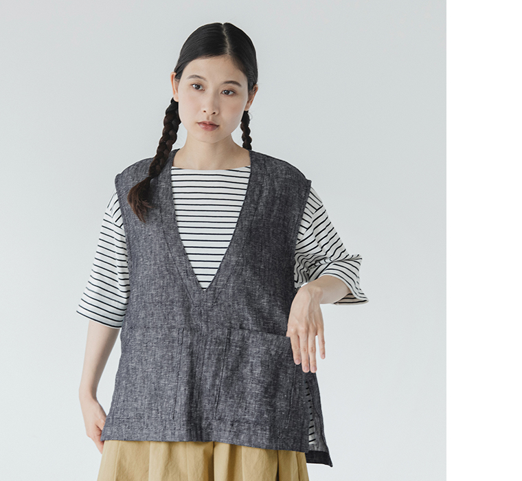 blue willowリネンVネックサイドボタンベストのフロントシルエットとVネックデザイン