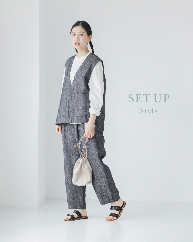 blue willowリネンVネックサイドボタンベストのセットアップスタイル（ネイビー）