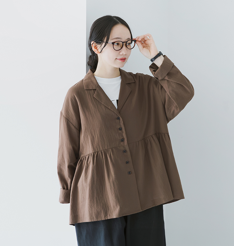 Figgleのコットンシャツジャケットを着用したモデルの上半身画像
