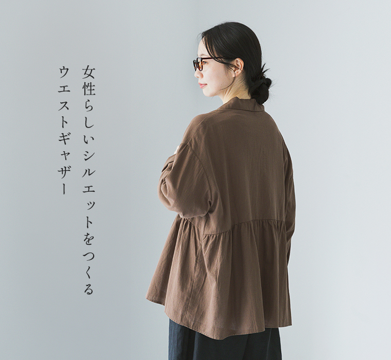 コットンシャツジャケットを着用したモデルのバックスタイル画像