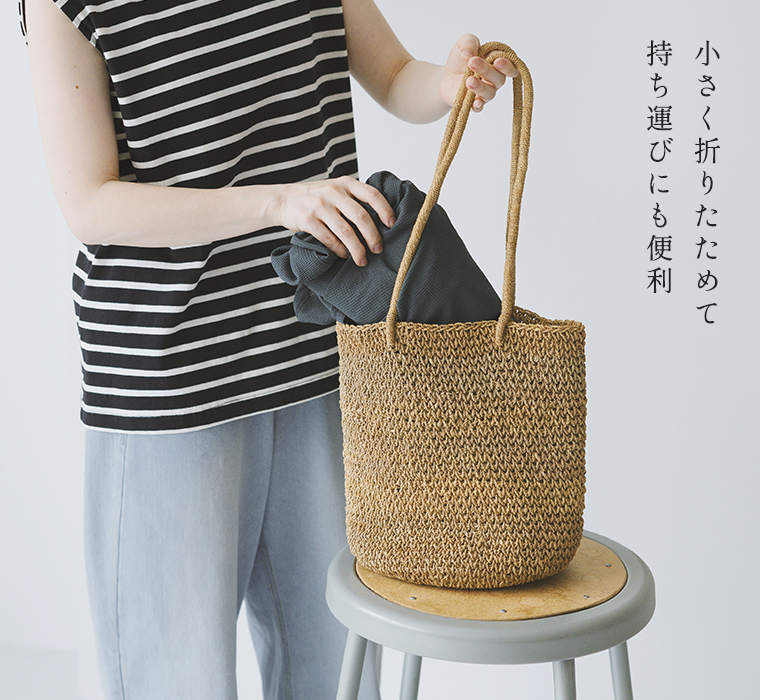 ドライワッフルモモンガカーディガンをコンパクトに折りたたみバッグに収納しているイメージ画像