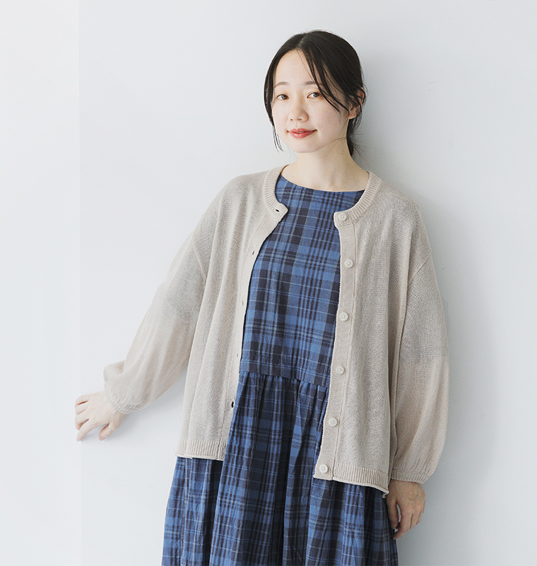 no jeanの夏肌喜ぶ涼しげニットカーディガンを着用したモデルの上半身画像