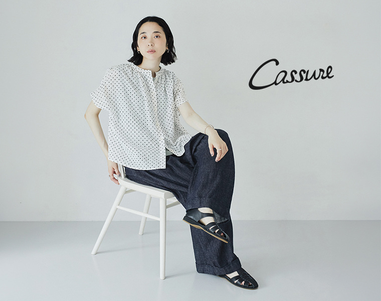 Cassureの2wayドットブラウス ホワイトを着用して椅子に座った画像