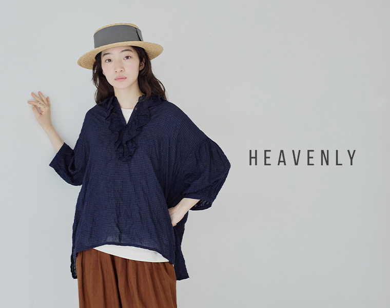 HEAVENLY チェックシャーリングフリルネックプルオーバー（ネイビー）を着用した女性モデルの上半身スタイル
