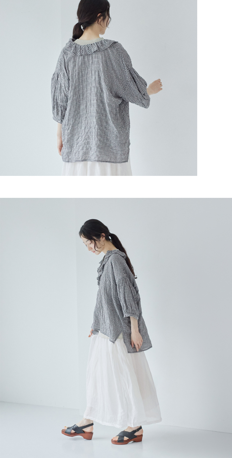 ホワイト×ブラックのギンガムチェックプルオーバーを着用した女性モデルの後ろ姿と横向きスタイル
