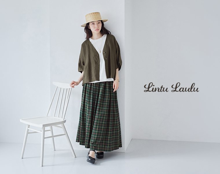 Lintu Lauluのタータンチェックギャザースカート グリーンを着用したモデルの全身画像