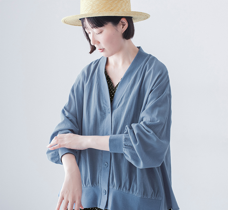 &yarn コットンシアーVネックカーディガン 上半身寄り 袖説明