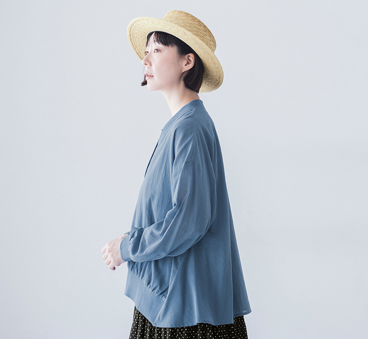 &yarn コットンシアーVネックカーディガン 上半身寄り 横