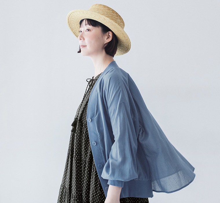 &yarn コットンシアーVネックカーディガン 上半身寄り　横　裾が風になびく様子