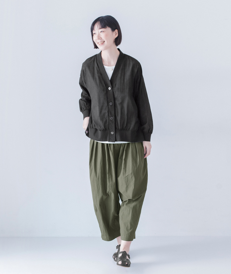 &yarn コットンシアーVネックカーディガン ブラック 全身前