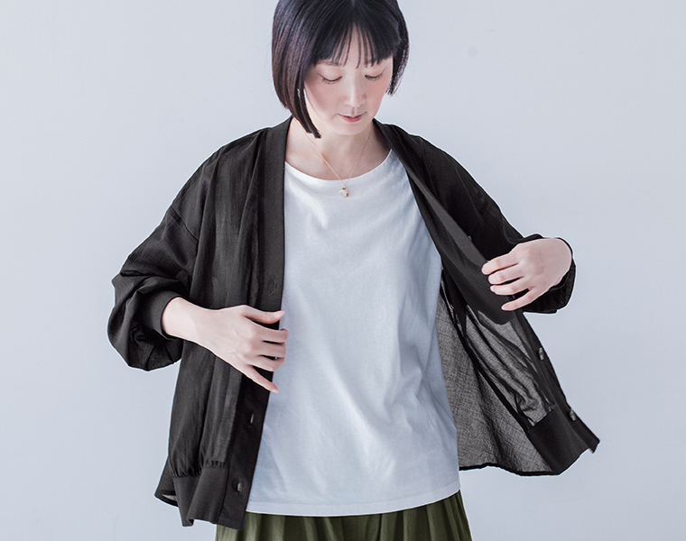 &yarn コットンシアーVネックカーディガン ブラック 上半身寄り