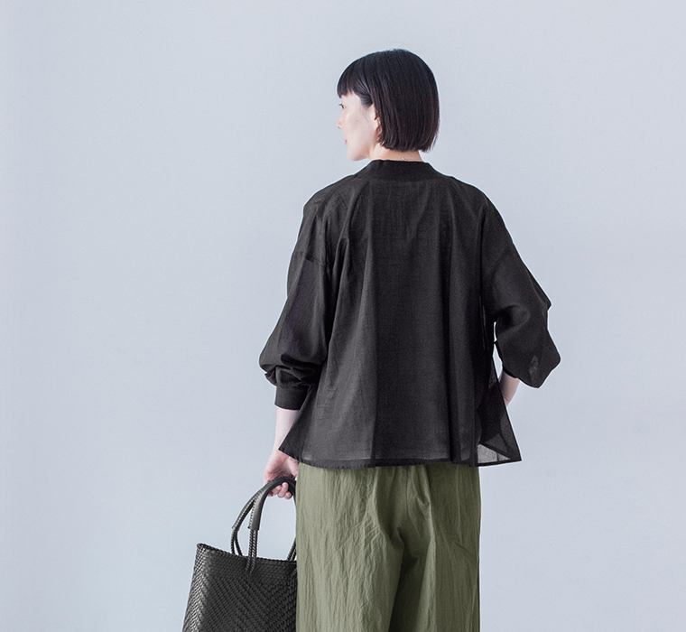 &yarn コットンシアーVネックカーディガン ブラック 全身後ろ