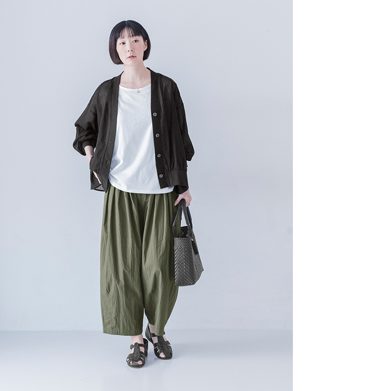 &yarn コットンシアーVネックカーディガン ブラック 前開け 全身前