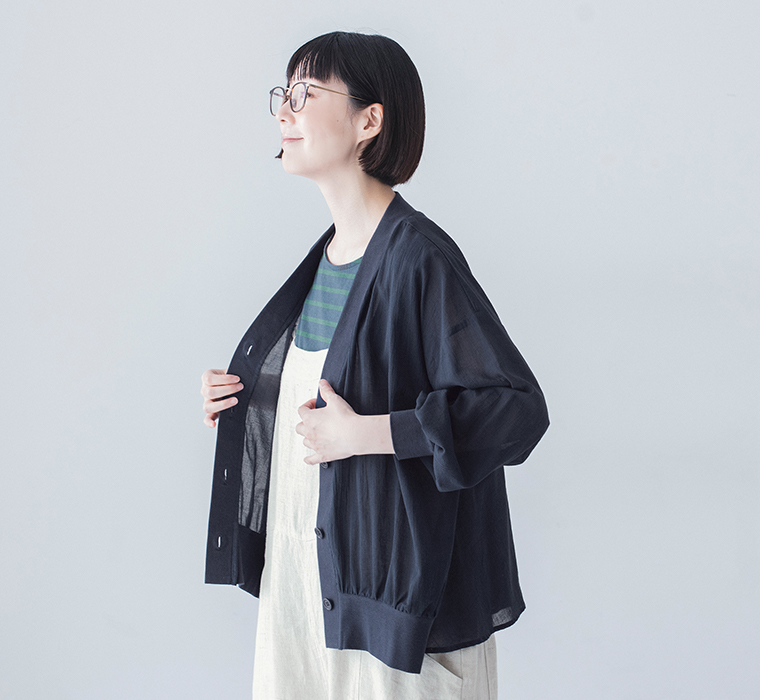 &yarn コットンシアーVネックカーディガン  ネイビー 上半身寄り横