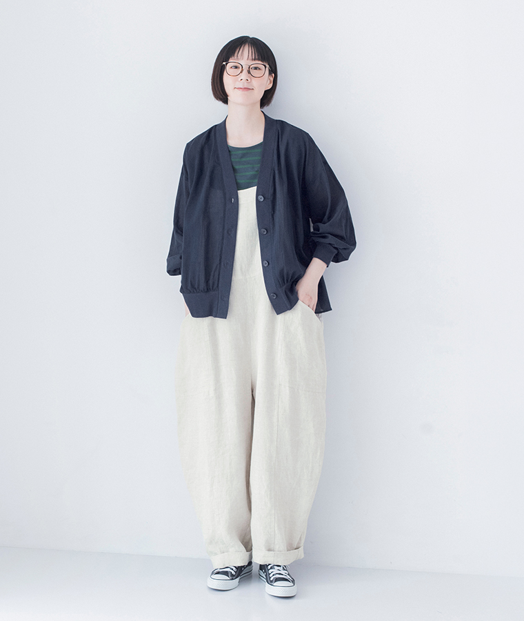 &yarn コットンシアーVネックカーディガン ネイビー 全身前