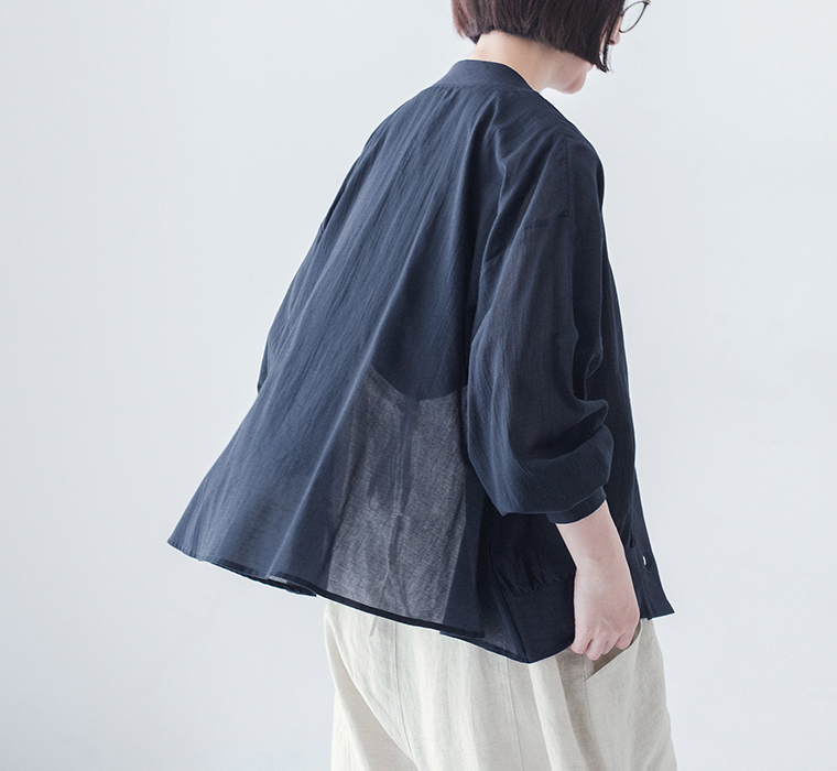 &yarn コットンシアーVネックカーディガン ネイビー 上半身寄り後ろ
