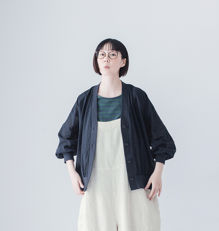 &yarn コットンシアーVネックカーディガン ネイビー 上半身寄り前
