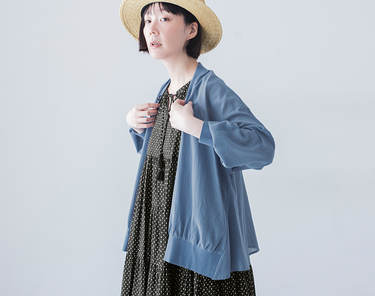 &yarn コットンシアーVネックカーディガン スモークブルー 上半身寄り横