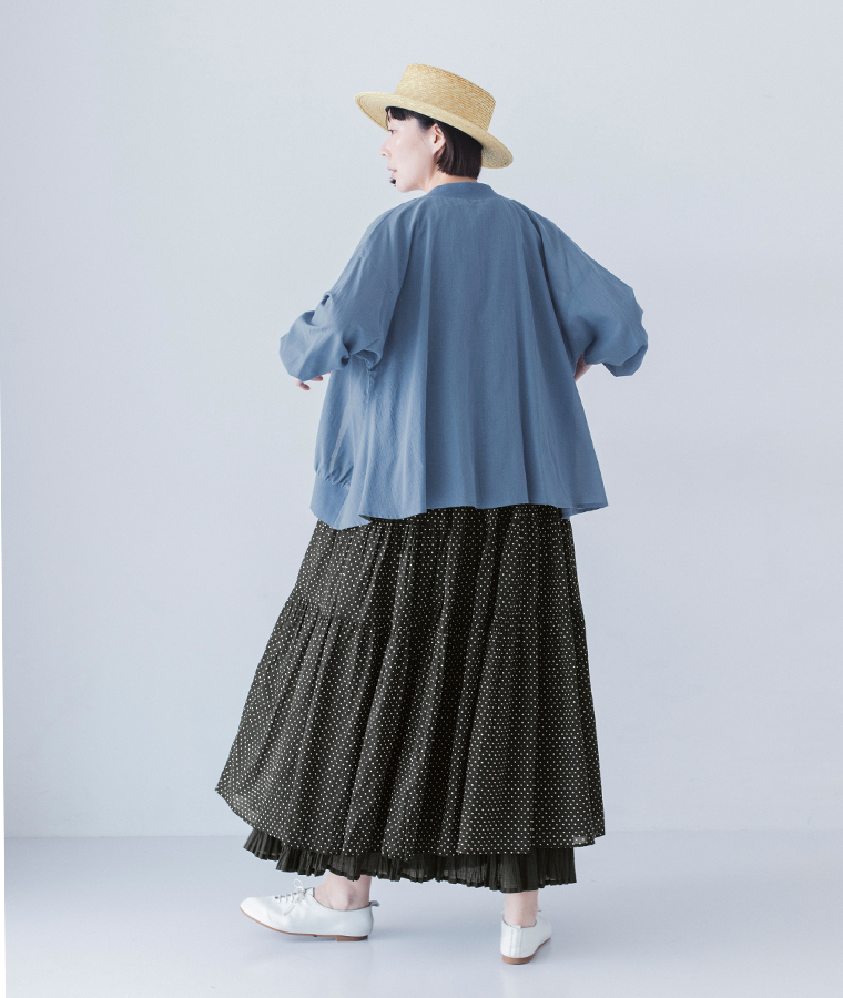 &yarn コットンシアーVネックカーディガン スモークブルー 全身後ろ
