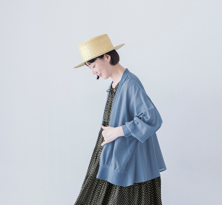 &yarn コットンシアーVネックカーディガン スモークブルー 上半身寄り横