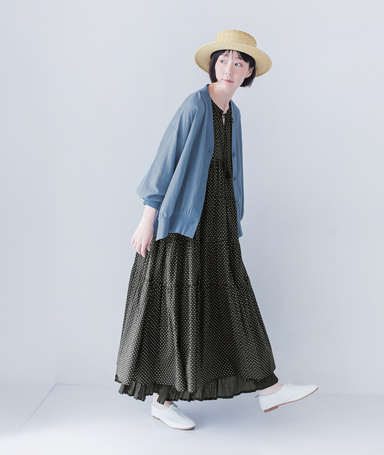&yarn コットンシアーVネックカーディガン スモークブルー 全身横
