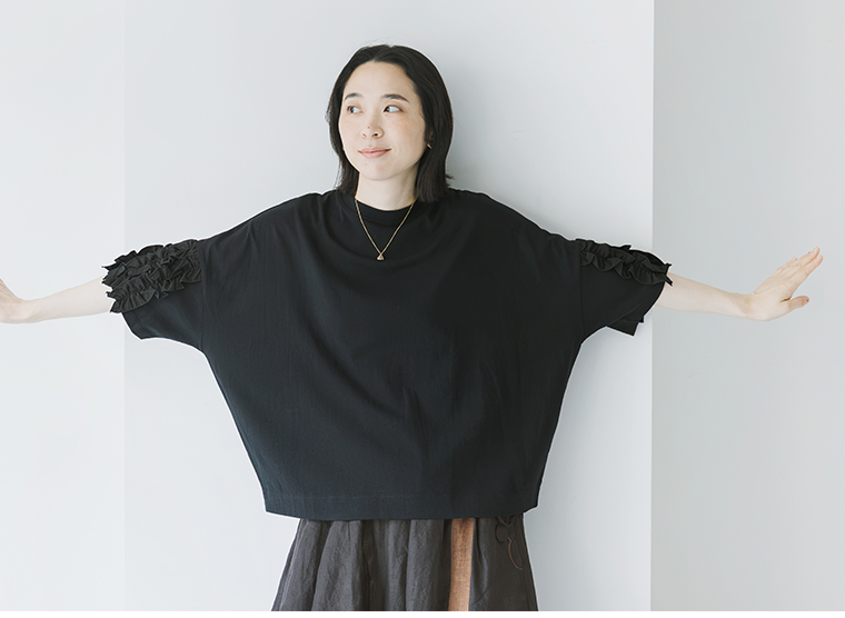 nop de nod 着るだけでサマになるUSコットンフリル5分袖Tシャツ ブラック 上半身寄り