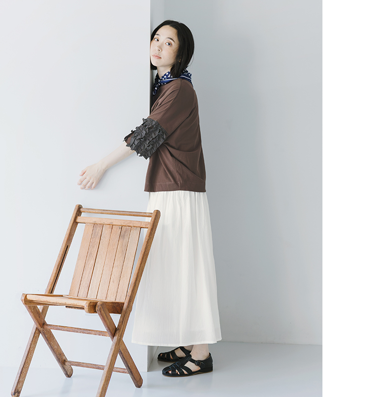 nop de nod 着るだけでサマになるUSコットンフリル5分袖Tシャツ ブラウン 全身前後