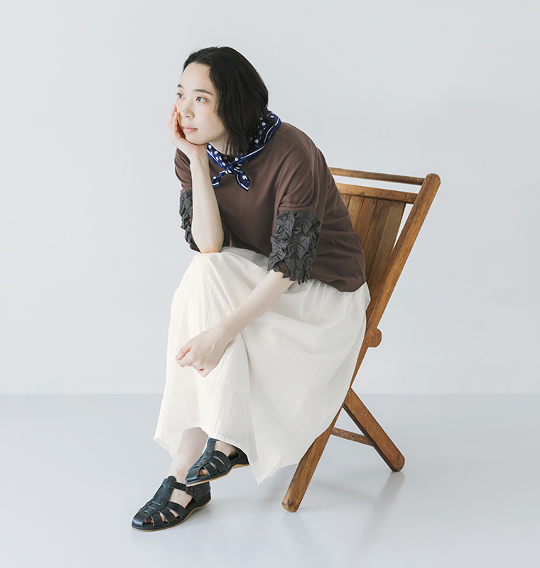 nop de nod 着るだけでサマになるUSコットンフリル5分袖Tシャツ ブラウン 座り