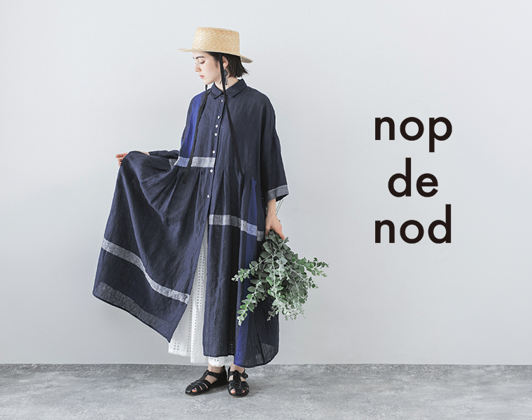 nop de nodのリネンラインパネルウエスト切り替えワンピース ネイビーの裾に広がるシルエットがわかる着用画像