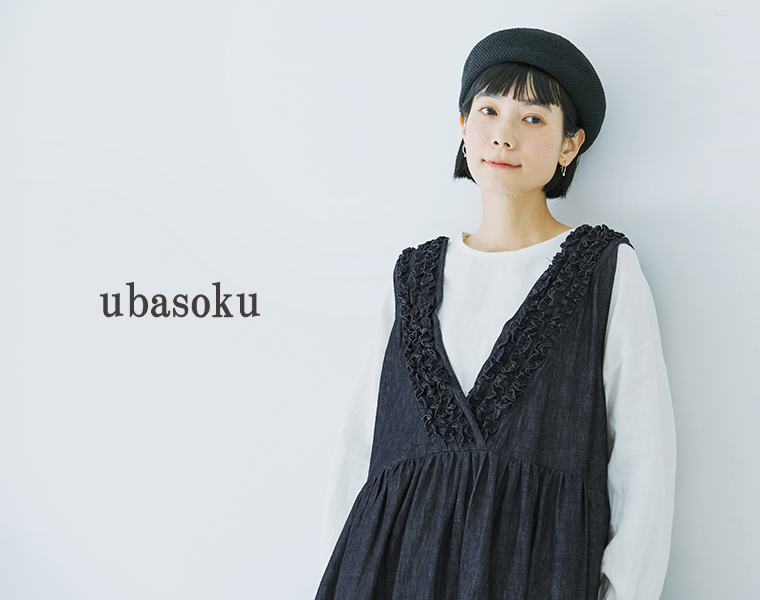 ubasoku 前後フリル使い2wayノースリーブワンピース（インディゴ）を着用した女性モデルの上半身スタイル