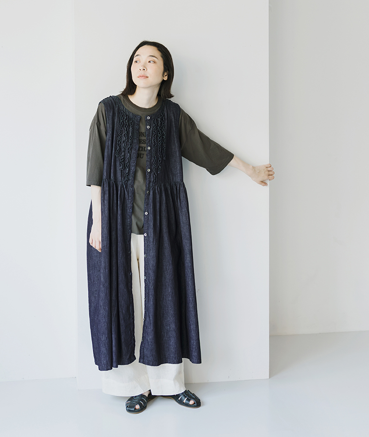 ubasoku 前後フリル使い2wayノースリーブワンピース（インディゴ）を前開きで羽織った女性モデルの全身スタイル
