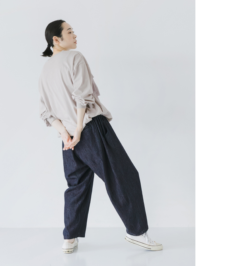 ista-ire 甘撚りコットンリネンデニム よくばりパンツ  インディゴ 秋コーデ 全身後ろ