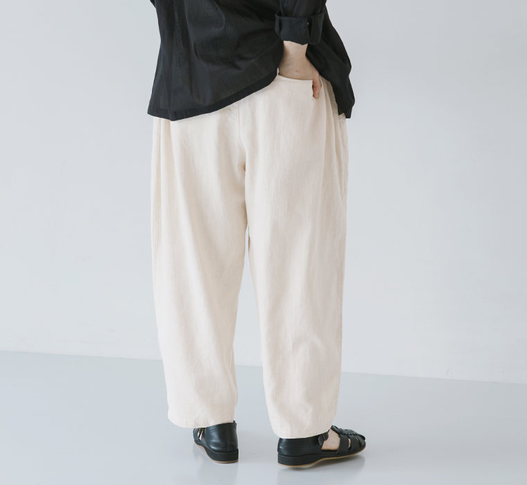 ista-ire 甘撚りコットンリネンデニム よくばりパンツ  キナリ 秋コーデ パンツ寄り後ろ