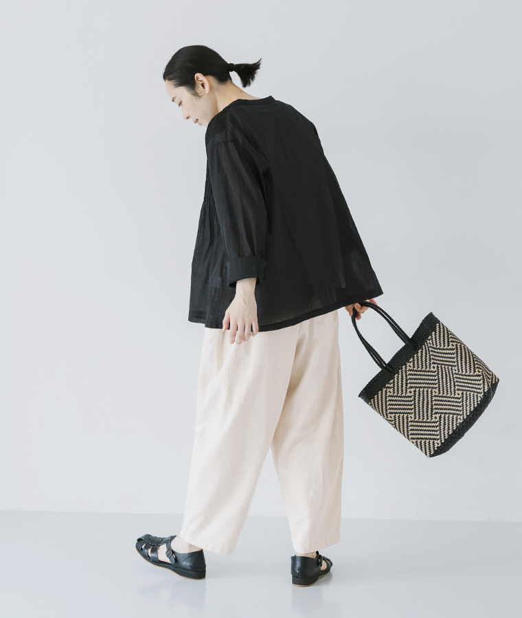 ista-ire 甘撚りコットンリネンデニム よくばりパンツ  キナリ 秋コーデ 全身後ろ