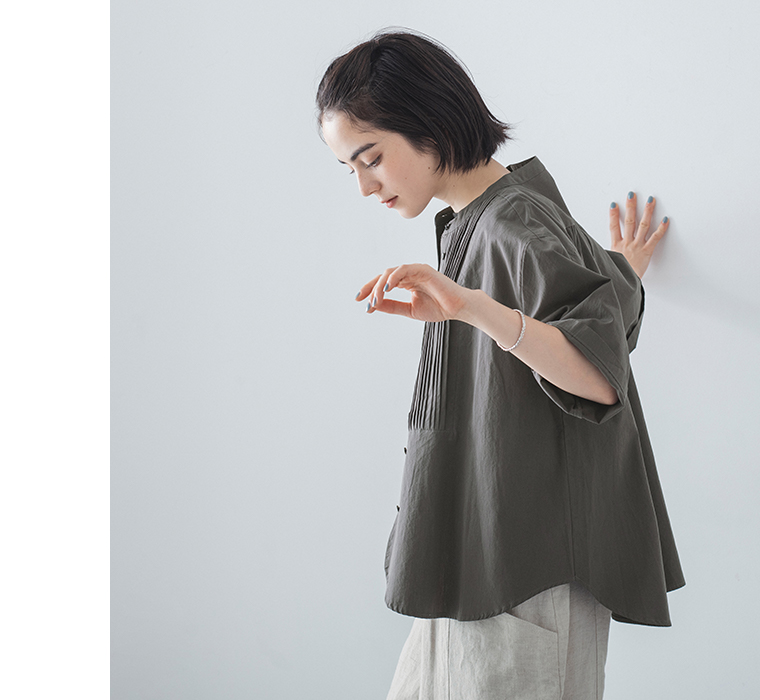 &yarn コットンピンタックブラウス半袖のサイドシルエット（チャコール・コーディネート画像）
