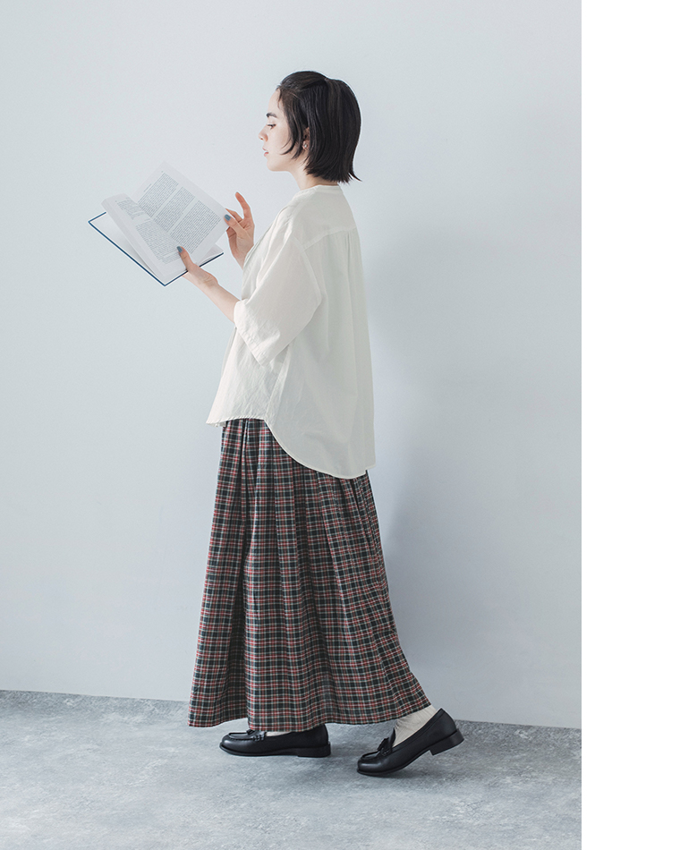 &yarnコットンピンタックブラウス半袖をチェック柄スカートに合わせたサイドコーディネート画像（オフホワイト）