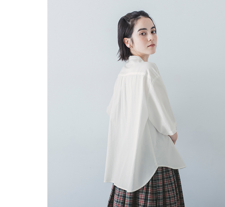 &yarnコットンピンタックブラウス半袖のバックシルエット着用画像（オフホワイト）