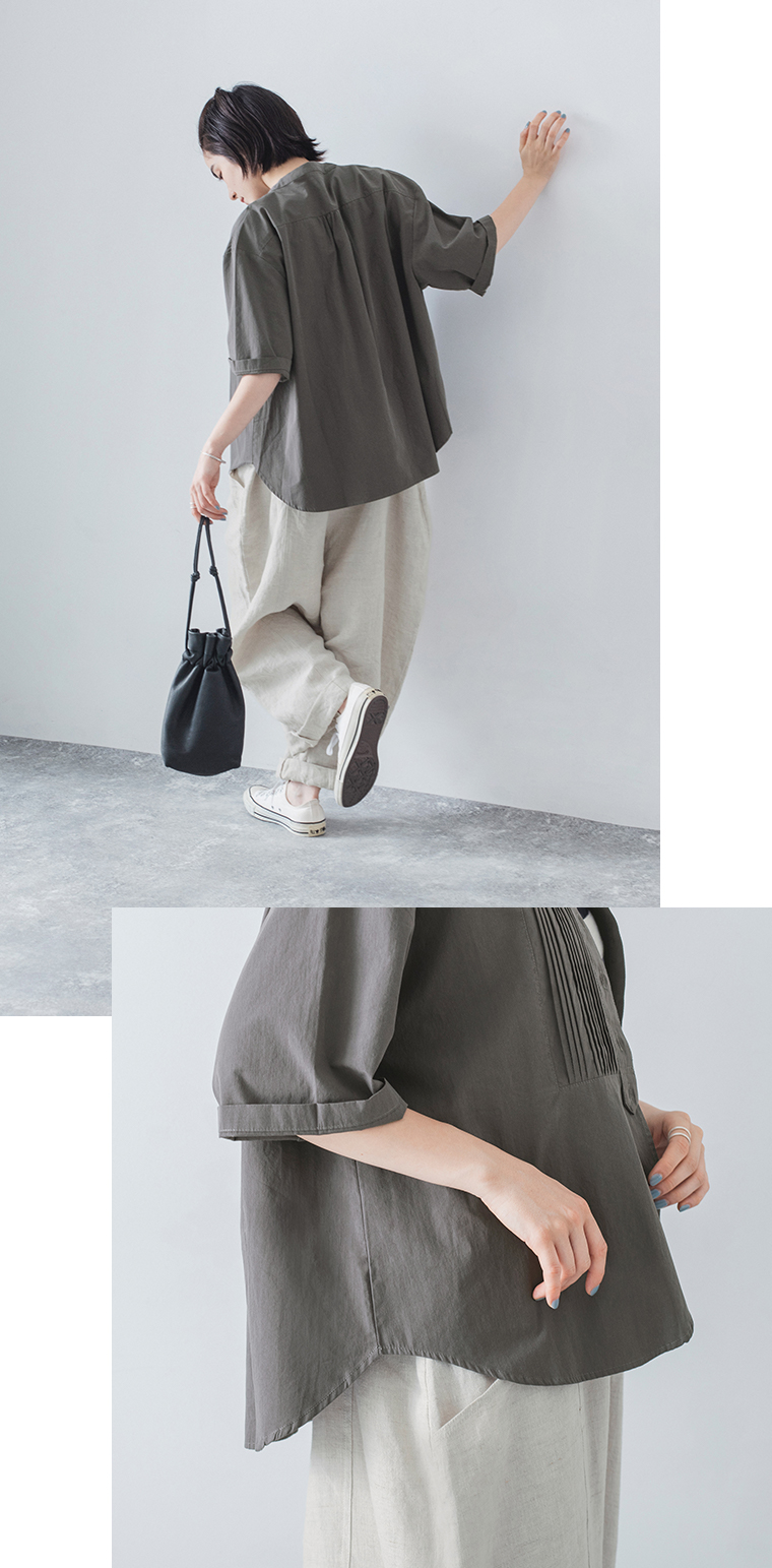 &yarnコットンピンタックブラウス半袖をサロペットに合わせた着用画像と、袖口や裾のディテールがわかる画像（チャコール）