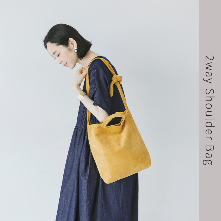 TOKYO LEATHER FACTORY 洗えるピッグスエード 2wayショルダーバッグ（イエロー）を肩掛けした女性モデル