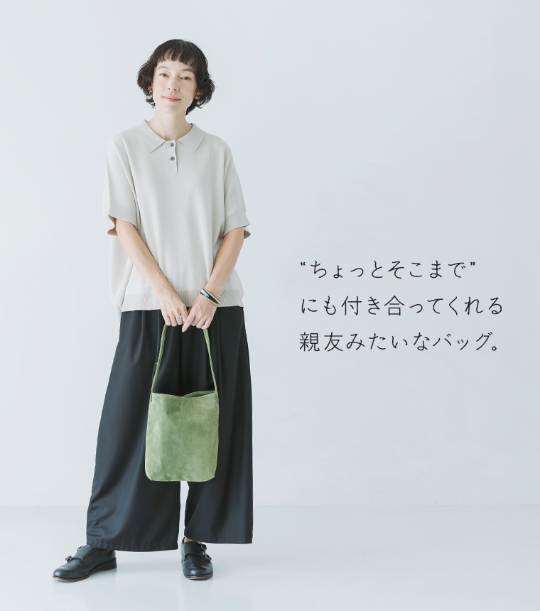 グリーンのピッグスエード ライトトートバッグを手提げした女性モデルの全身スタイル
