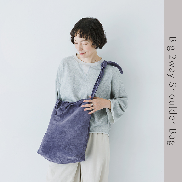 TOKYO LEATHER FACTORY 洗えるピッグスエード ビッグ2wayショルダーバッグ（ブルー）を肩掛けした女性モデル