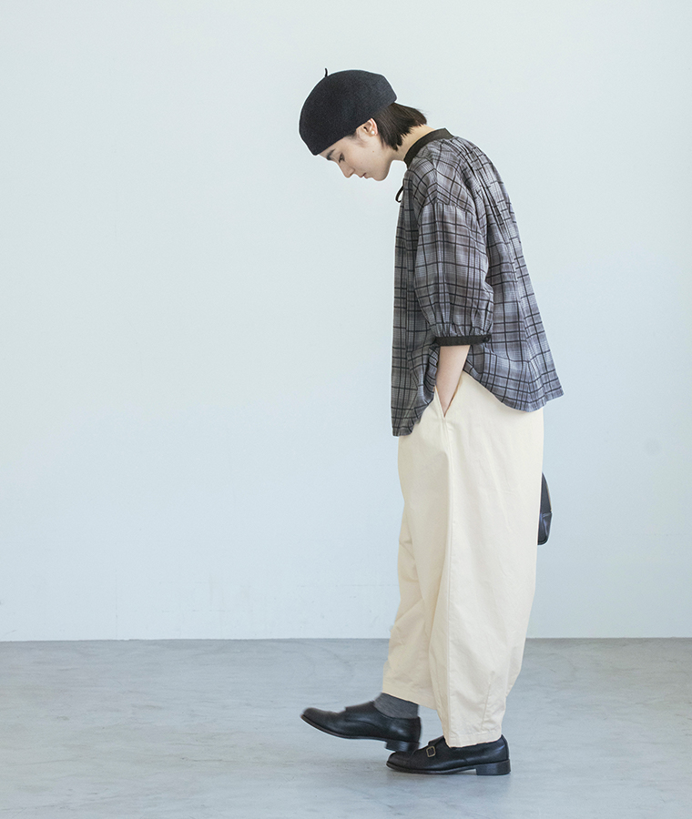 コットンドビーチェックブラウス グレーを白いパンツに合わせた横向きの着用画像