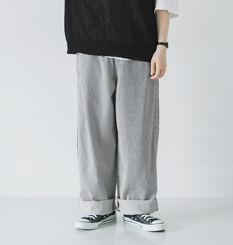 refined worksのコットンデニム脚長パンツの細かなヒッコリーストライプと、ゆったりとしたストレートシルエットがわかる正面着用画像