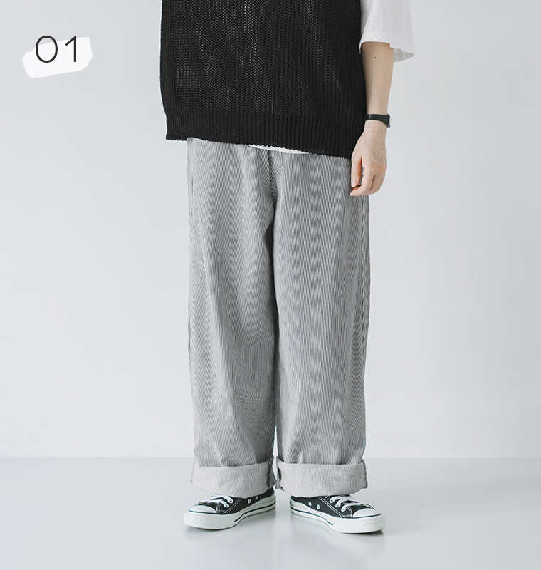 refined worksのコットンデニム脚長パンツの細かなヒッコリーストライプと、ゆったりとしたストレートシルエットがわかる正面着用画像