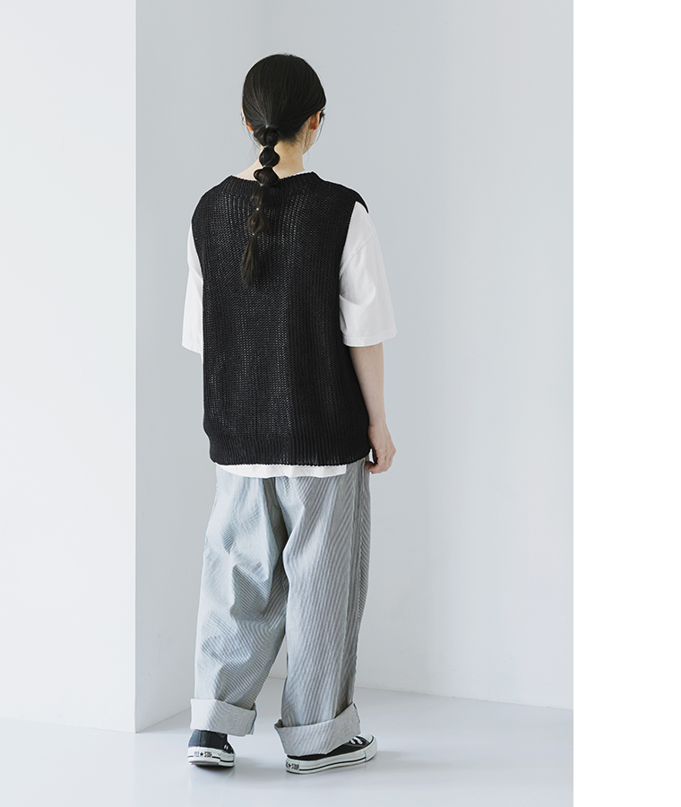 コットンデニム脚長パンツをロールアップして着用した、ヒップまわりと後ろ姿のシルエットがわかる画像
