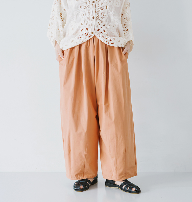 C.L.Nのストレッチツイルワイドコクーンパンツのゆったりとしたワイドシルエットがわかる正面の着用画像