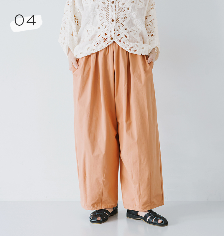 C.L.Nのストレッチツイルワイドコクーンパンツのゆったりとしたワイドシルエットがわかる正面の着用画像