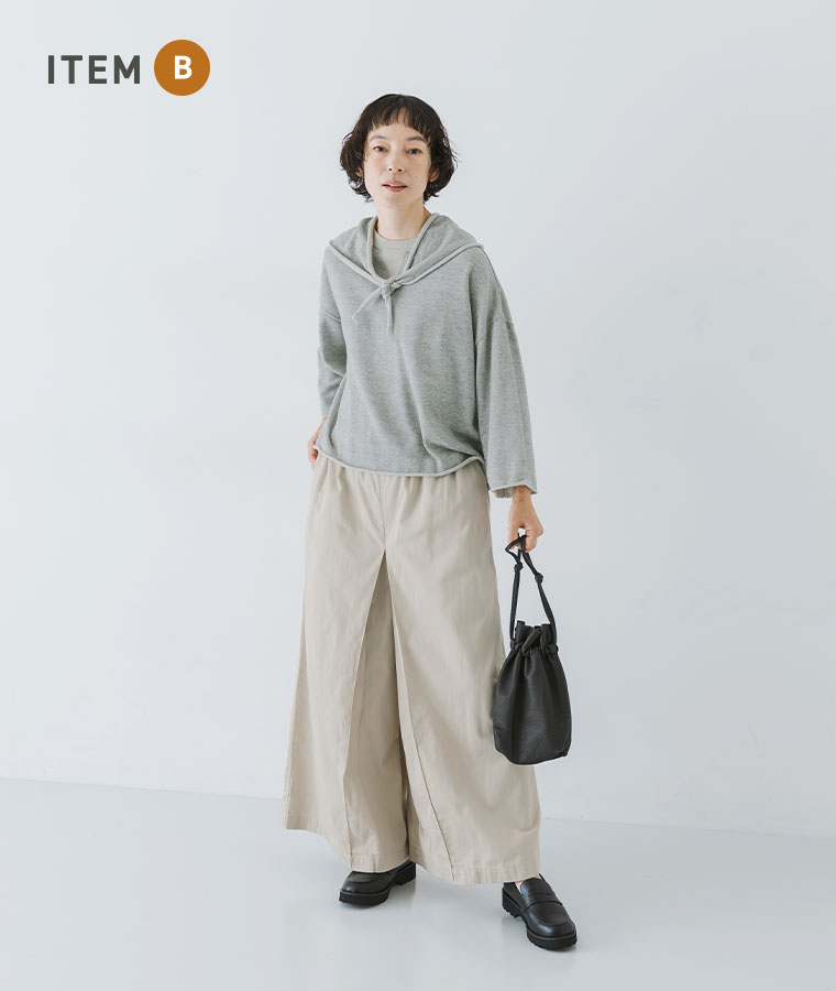 コットンツイルHAKAMAパンツを着用した女性モデルの全身コーディネート